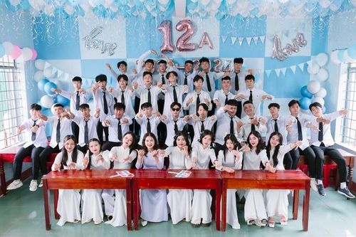 Mùa chia tay lại về, teen 2K6 đồng loạt 'flex' ảnh kỷ yếu lên mạng xã hội