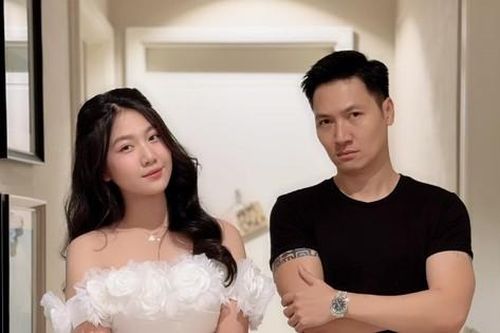 Con gái Mạnh Trường ngày càng xinh đẹp, biết cách khoe khéo điểm cực phẩm