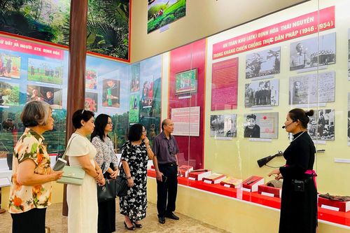 Hội Nhà báo TP Hà Nội thực hiện hành trình 'Về nguồn'