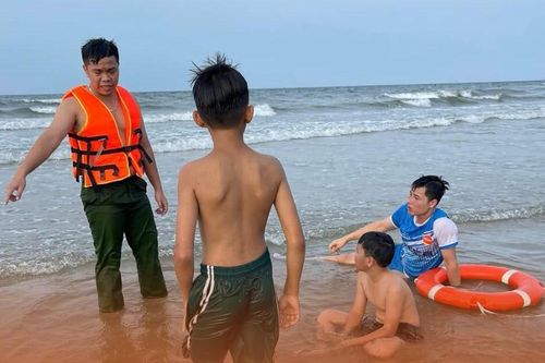 Giây phút sinh tử của 3 học sinh tắm biển bị sóng cuốn ra xa