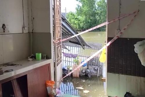 Hiện trường 10 căn nhà bị chìm xuống sông