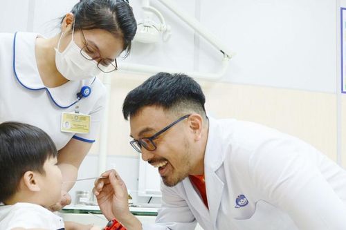 Cần khám tai mũi họng định kỳ cho trẻ