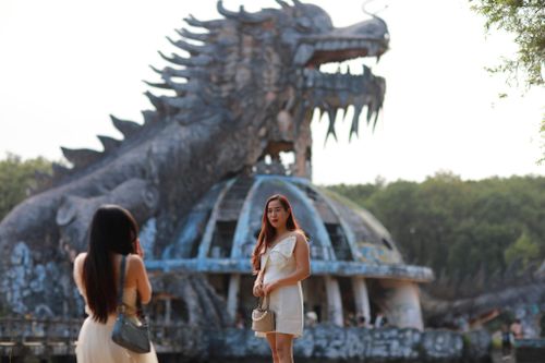 Không phá hủy tượng rồng bỏ hoang ở Huế