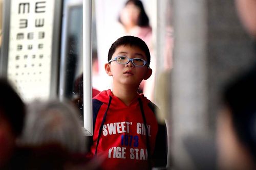 Mắc bẫy thần dược chữa cận thị cho con, phụ huynh 'ném tiền qua sông'