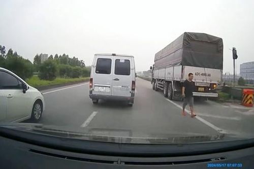 Tài xế lùi xe trên cao tốc Hà Nội - Bắc Giang nhận mức phạt nào?