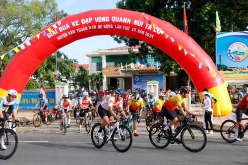 Hơn 110 vận động viên tranh tài giải đua xe đạp vòng quanh núi Tà Cú