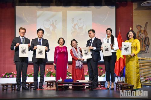 'Đêm Văn hóa Bắc Ninh - Kinh Bắc' đầy màu sắc tại Paris