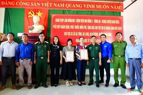 Khám bệnh, cấp thuốc miễn phí và trao quà tặng 700 thiếu nhi