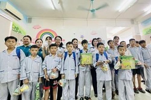 Phụ nữ Cục Hậu cần Cảnh sát biển trao quà yêu thương tặng bệnh nhi
