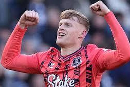 Man United chốt giá mua trung vệ của Everton