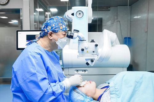 Ứng dụng công nghệ mới trong phẫu thuật khúc xạ