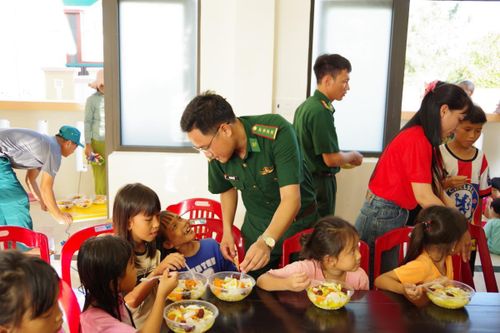 Hướng về trẻ em ở khu vực biên giới bằng cả tấm lòng
