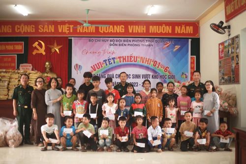 Mang Tết thiếu nhi đến với các em nhỏ nơi biên giới