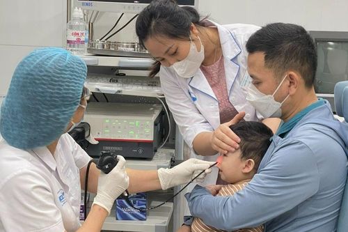 Khuyến cáo phòng bệnh tai mũi họng cho trẻ khi giao mùa