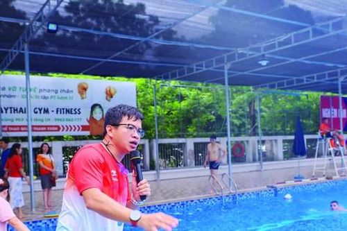 Người thầy 12 năm dạy bơi miễn phí