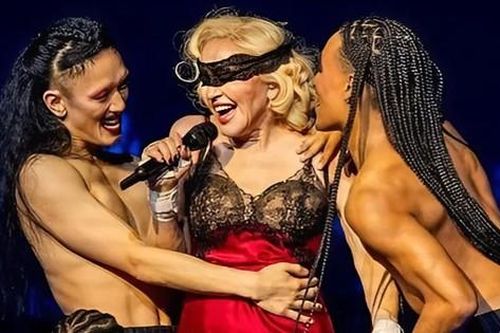 Khán giả kiện Madonna diễn phản cảm