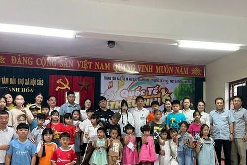 Học sinh dùng tiền thưởng, tiền tiết kiệm chia sẻ với trẻ em, người có hoàn cảnh khó khăn