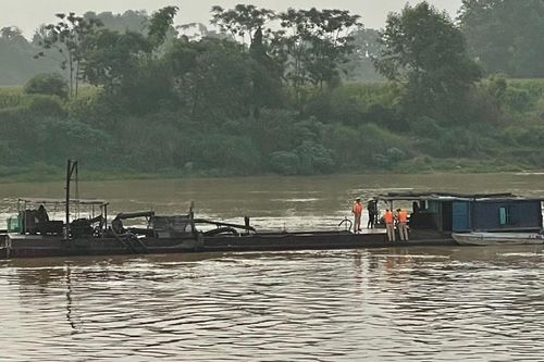 Bắt giữ 2 thuyền sắt bơm hút cát trái phép trên sông Mã