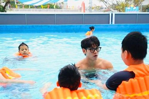 Kình ngư Hoàng Quý Phước dạy bơi miễn phí cho thiếu nhi trong Chiến dịch Hè tình nguyện