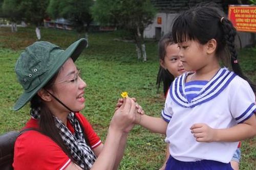 Tung tăng với trẻ em ở Trường Sa