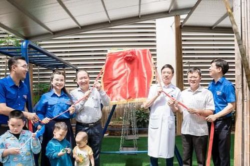 Bí thư T.Ư Đoàn Nguyễn Phạm Duy Trang thăm, tặng quà con em công nhân vùng mỏ