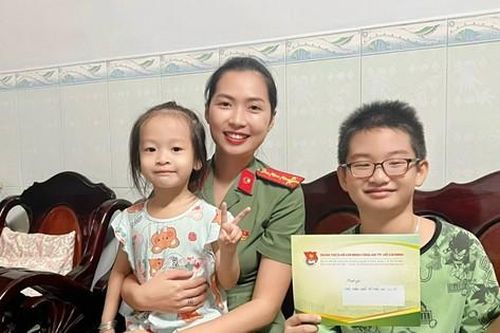 Ấm áp những món quà san sẻ yêu thương với em nhỏ khó khăn