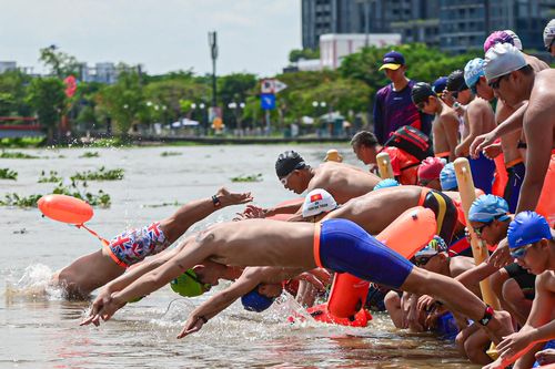 Cùng 600 người bơi vượt sông Sài Gòn, chàng trai 19 tuổi tiết lộ một điều