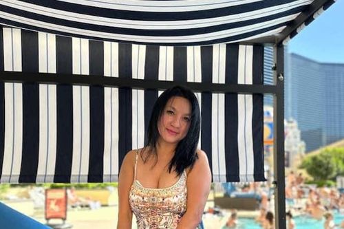 'Biểu tượng gợi cảm' Y Phụng diện bikini ở tuổi U50, vợ Công Lý đăng ảnh đẹp
