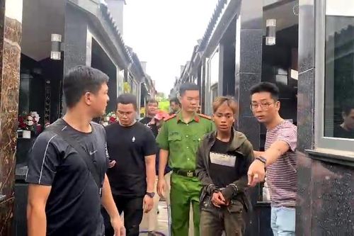 Bắt nhóm buôn bán phế liệu ở Đắk Lắk trộm 50 bình ắc quy trong nghĩa trang