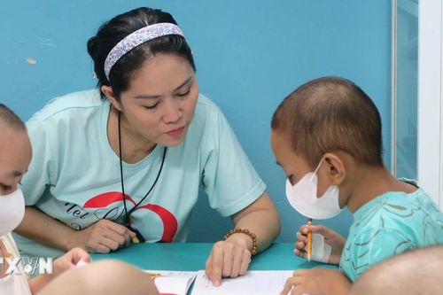 'Lớp học vui vẻ' mang nụ cười đến với những bệnh nhi ung thư