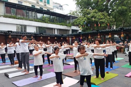 Đồng diễn Yoga, mặc thử saree tại Ngày hội Giao lưu Văn hóa Ấn Độ