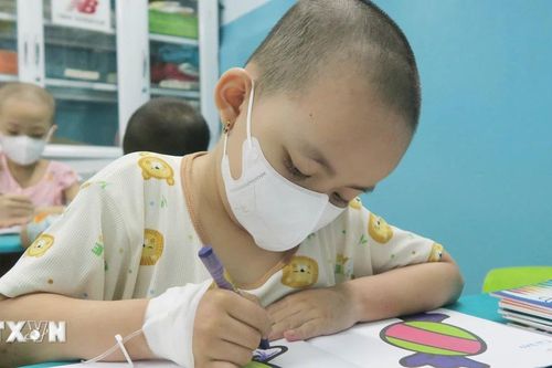 Lớp học đặc biệt dành cho bệnh nhi ung thư ở Bệnh viện Nhi đồng 2