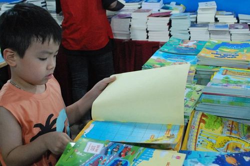 Náo nhiệt các hội sách chào mừng Ngày Quốc tế Thiếu nhi