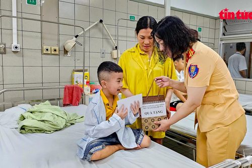 Cảnh sát giao thông mang Tết thiếu nhi đến với trẻ em ở bệnh viện