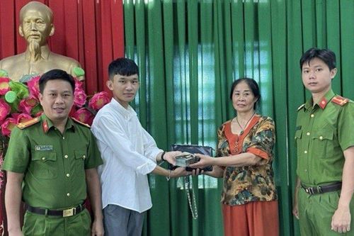 Nam thanh niên trao trả tài sản trên 200 triệu đồng cho người đánh rơi