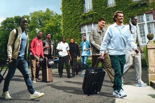 Tuyển thủ Pháp đi giày cao gót lên tập trung Euro 2024, người gây chú ý nhất lại mặc bộ trang phục bất ngờ