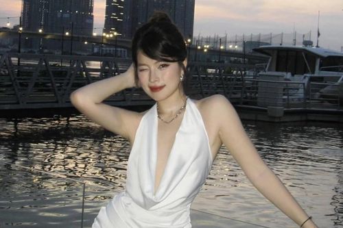 Nhan sắc 'hoa nhan nguyệt mạo' của bạn gái tiền đạo U23 Việt Nam, gu mặc 'khét' nhất làng WAGs