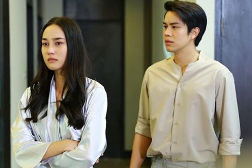 Ly hôn 5 năm, chồng cũ bỗng đem đến 500 triệu van xin tái hợp, tôi định đồng ý thì tái mặt hốt hoảng khi thấy thứ đang nhấp nháy ở cạnh cửa
