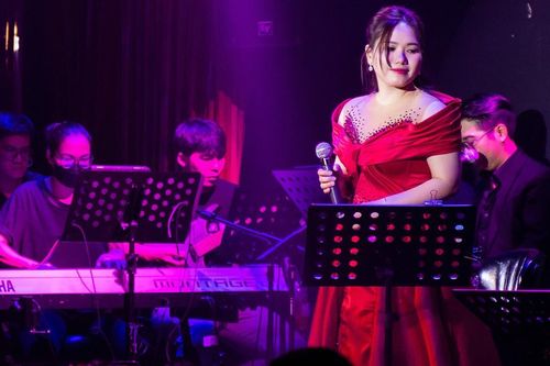 Thùy Chi phải hát bè cho một nhân vật trên sân khấu dù là ca sĩ nổi tiếng?