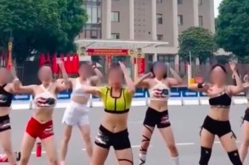 Công an làm việc với nhóm phụ nữ nhảy Aerobic phản cảm trước UBND quận Hà Đông