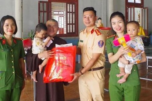 Hà Tĩnh: Tặng hơn 600 suất quà cho trẻ mồ côi nhân ngày Quốc tế thiếu nhi
