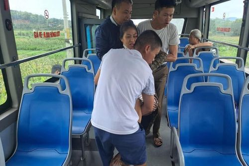 Thấy người phụ nữ bị nạn bất tỉnh, lái xe bus ngừng đón khách ưu tiên đưa người đi cấp cứu