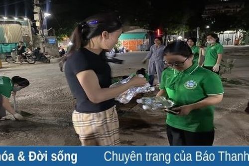 Nhóm tình nguyện 10 năm vá đường xuyên đêm