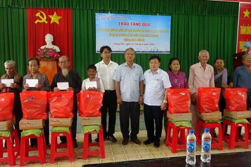 Bí thư Huyện ủy Tri Tôn trao quà cho người dân xã Lương Phi