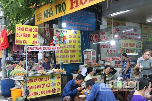 Một góc phố ẩm thực miếu Bà Chúa Xứ Núi Sam