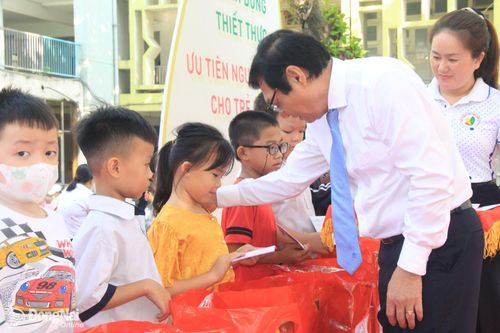 Trao 200 phần quà cho thiếu nhi có hoàn cảnh khó khăn