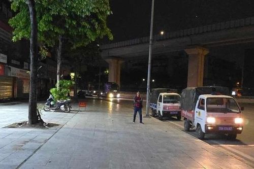 Phát hiện túi ni lông màu đen treo trên cây, bên trong có trẻ sơ sinh