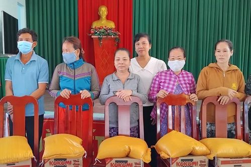 Trao quà cho hộ nghèo, hộ có hoàn cảnh khó khăn đặc biệt