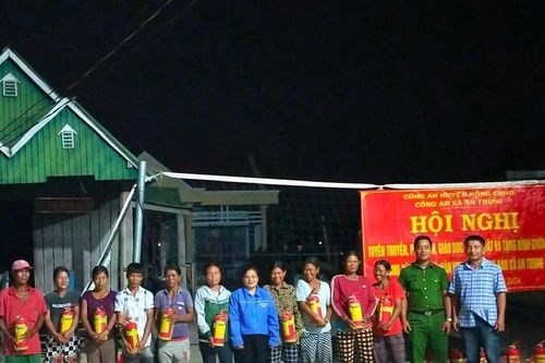 Gần 9.000 hộ dân huyện Kông Chro trang bị bình chữa cháy