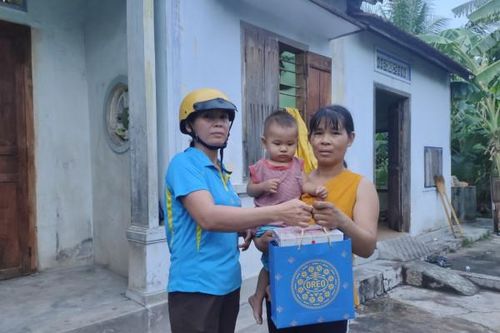 Trao 30 suất quà cho trẻ em có hoàn cảnh khó khăn ở Ninh Giang